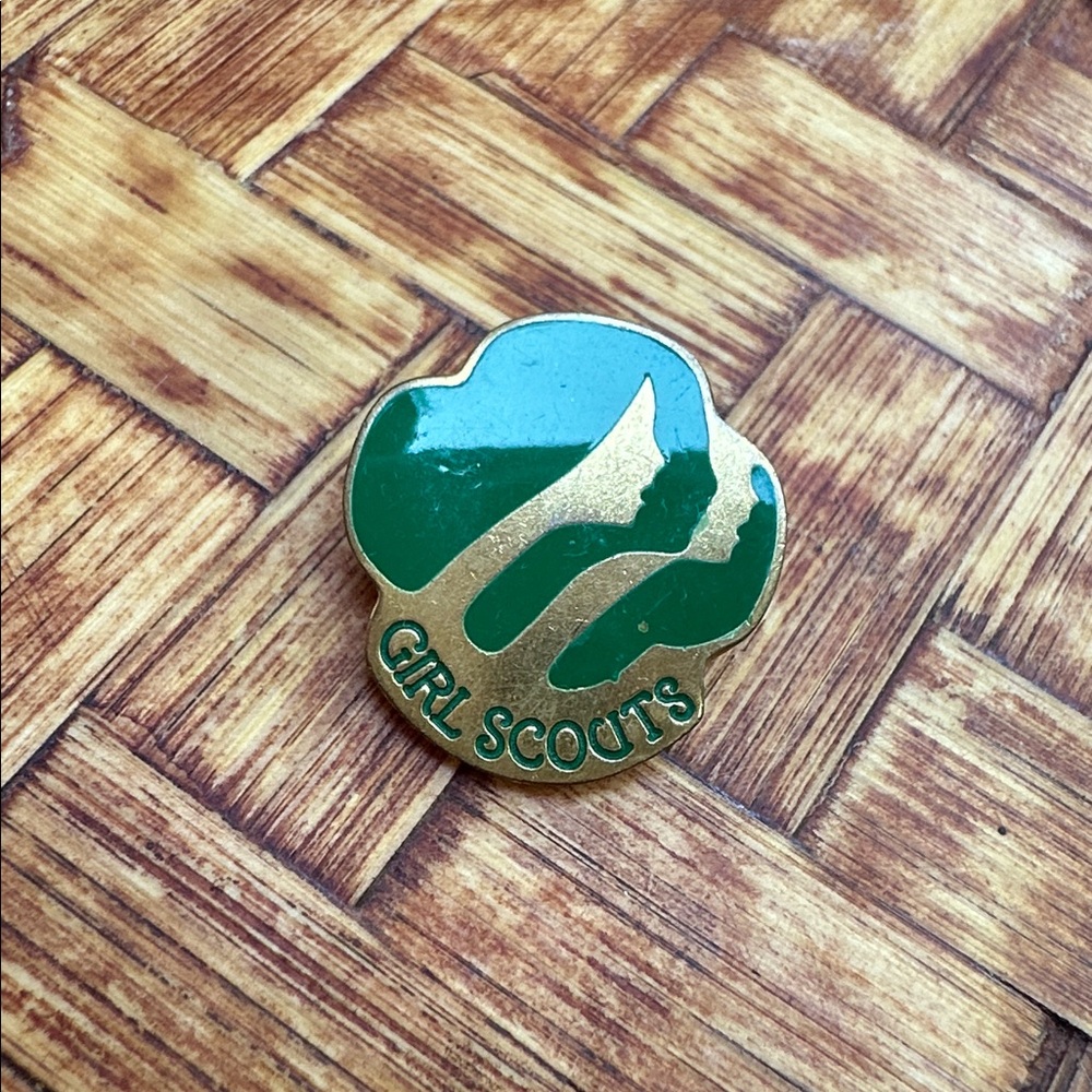 Vintage Collectible Girl Scouts Club Green Lapel Pin